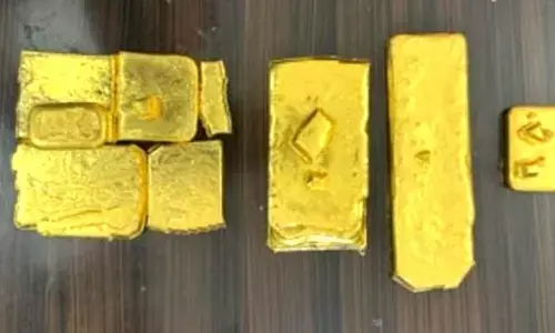 రాయికల్ టోల్ ప్లాజా వద్ద భారీగా బంగారం పట్టివేత