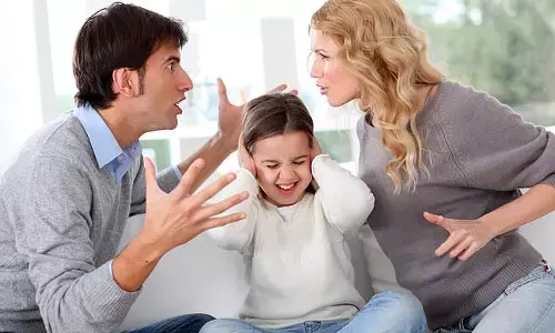 పిల్లల ముందు తల్లిదండ్రుల గొడవ.. చిన్నారుల భవిష్యత్తు ఆగం...