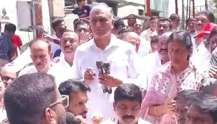 ఒక్క పేదోడి ఇల్లు కూడా కూల్చనివ్వం ఒక్క పేదోడి ఇల్లు కూడా కూల్చనివ్వం