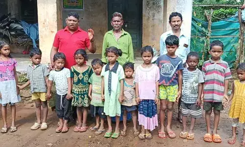 ఆ గ్రామంలో బడికి వెళ్లే పిల్లలున్నా బడి తెరవరు..!?