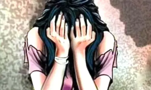 వ్యభిచార గృహంపై పోలీసులు దాడి
