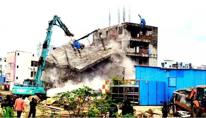 మూసీ వెంట మొదలైన కూల్చివేతలు మూసీ వెంట మొదలైన కూల్చివేతలు