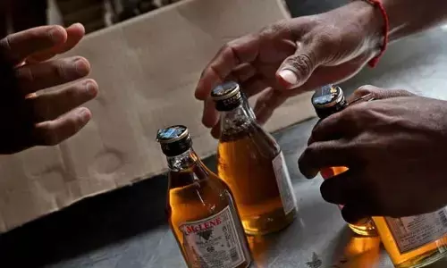 Liquor : ఏజ్ వెరిఫికేషన్ చేశాకే మద్యం విక్రయం.. 25 ఏళ్లకు పైబడిన వారికే లిక్కర్‌