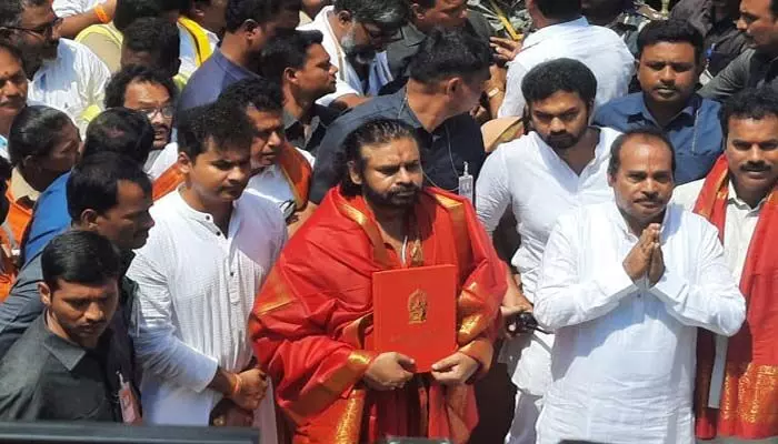 ప్రాయశ్చిత్త దీక్ష విరమించిన డిప్యూటీ సీఎం పవన్ కల్యాణ్.. ఆయన వెంటే త్రివిక్రమ్ ప్రాయశ్చిత్త దీక్ష విరమించిన డిప్యూటీ సీఎం పవన్ కల్యాణ్.. ఆయన వెంటే త్రివిక్రమ్