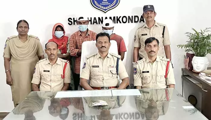 దారుణంగా గాయపరిచి దోపిడీకి పాల్పడుతున్న దొంగల అరెస్ట్ దారుణంగా గాయపరిచి దోపిడీకి పాల్పడుతున్న దొంగల అరెస్ట్