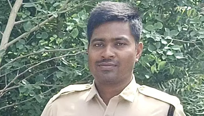 పెళ్లికావడం లేదని ఎక్సైజ్ కానిస్టేబుల్ ఆత్మహత్య పెళ్లికావడం లేదని ఎక్సైజ్ కానిస్టేబుల్ ఆత్మహత్య