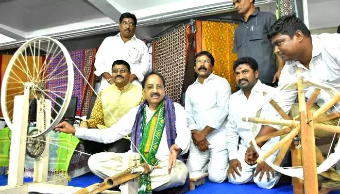 చేనేత వృత్తిని కాపాడుకోవాలి చేనేత వృత్తిని కాపాడుకోవాలి