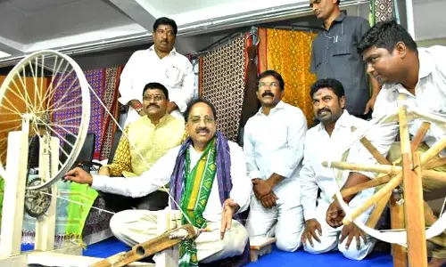 చేనేత వృత్తిని కాపాడుకోవాలి