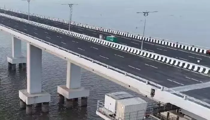 Atal Setu: అటల్ సేతు బ్రిడ్జిపై నుంచి దూకిన వ్యక్తి.. 2 రోజుల్లో ఇద్దరు ఆత్మహత్య Atal Setu: అటల్ సేతు బ్రిడ్జిపై నుంచి దూకిన వ్యక్తి.. 2 రోజుల్లో ఇద్దరు ఆత్మహత్య