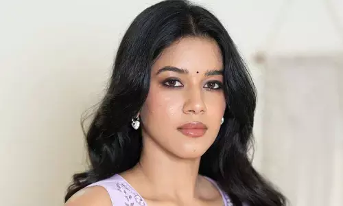 Mirnalini Ravi : హాట్ అందాలతో మంటలు రేపుతున్న మృణాళిని రవి