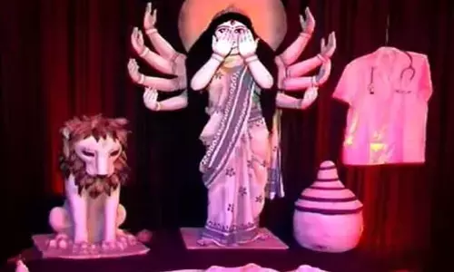 మహిళలపై నేరాలు చూడలేక కళ్లు మూసుకున్న దుర్గామాత విగ్రహం వైరల్.. ఎక్కడంటే?