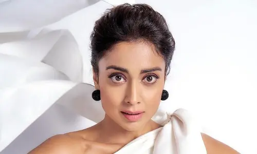Shriya Saran: ఈ వయస్సులోనూ  స్ట‌న్నింగ్ లుక్స్‌తో కేక పెట్టిస్తోన్నశ్రియ‌