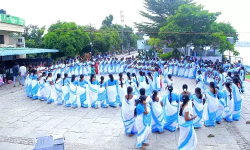 ఇచ్చిన హామీలు అమలు చేయాలి