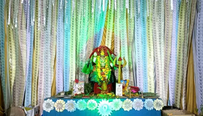 కరెన్సీ నోట్లతో అమ్మవారి మండపం కరెన్సీ నోట్లతో అమ్మవారి మండపం
