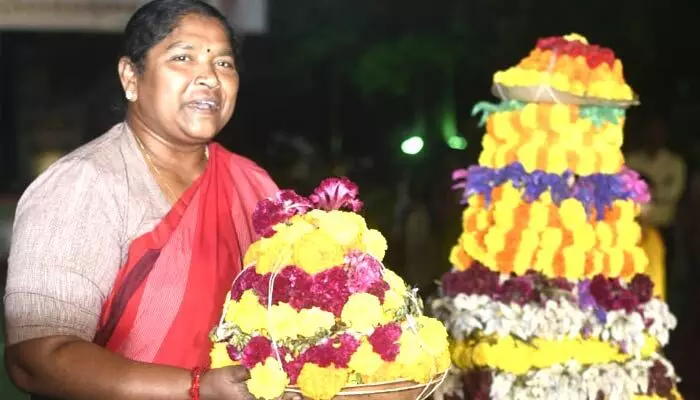 రవీంద్రభారతిలో వైభవంగా బతుకమ్మ వేడుకలు రవీంద్రభారతిలో వైభవంగా బతుకమ్మ వేడుకలు