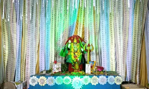 కరెన్సీ నోట్లతో అమ్మవారి మండపం