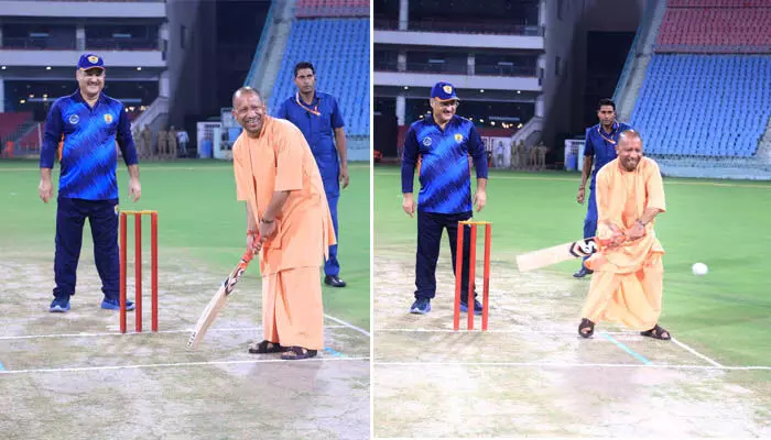 Yogi Adityanath : క్రికెట్ ఆడిన సీఎం యోగి ఆదిత్యనాథ్ Yogi Adityanath : క్రికెట్ ఆడిన సీఎం యోగి ఆదిత్యనాథ్