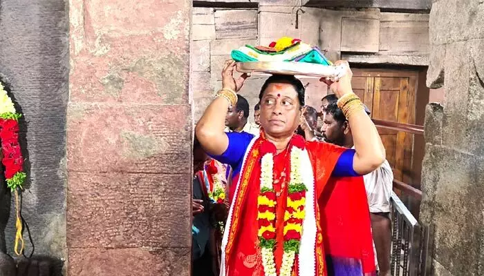అమ్మవారికి పట్టు వస్త్రాలు సమర్పణ అమ్మవారికి పట్టు వస్త్రాలు సమర్పణ