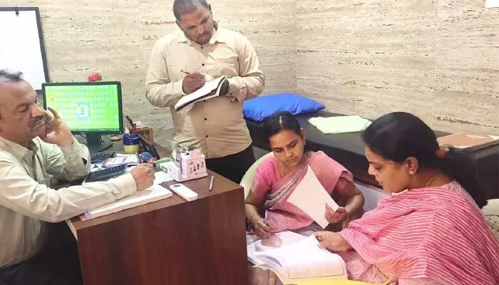 శిశువు మృతిపై డీఎంహెచ్ఓ విచారణ శిశువు మృతిపై డీఎంహెచ్ఓ విచారణ