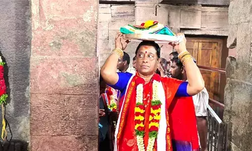 అమ్మవారికి పట్టు వస్త్రాలు సమర్పణ