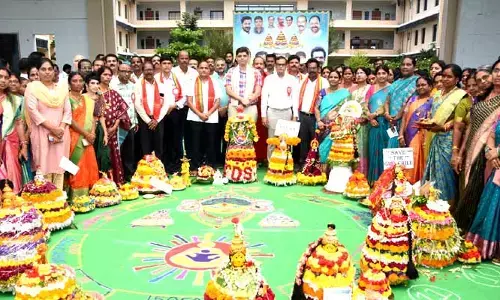 మహిళల ఐక్యతకు నిదర్శనం బతుకమ్మ