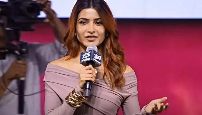 వారే నా ఫ్యామిలీ, దానికి నేను ఎప్పుడు గర్వంగా ఫీల్ అవుతాను.. స్టేజి మీదనే బోరున ఏడ్చేసిన సమంత వారే నా ఫ్యామిలీ, దానికి నేను ఎప్పుడు గర్వంగా ఫీల్ అవుతాను.. స్టేజి మీదనే బోరున ఏడ్చేసిన సమంత