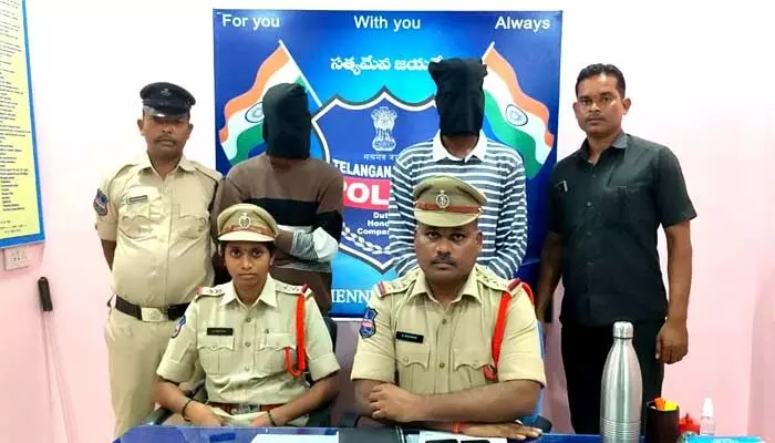 ఇద్దరు చైన్స్నాచర్లు అరెస్ట్ ఇద్దరు చైన్స్నాచర్లు అరెస్ట్