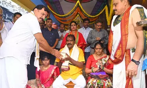 AP News:కుటుంబసమేతంగా దుర్గమ్మను దర్శించుకున్న మంత్రి నిమ్మల
