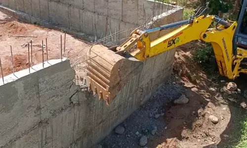 నాలాపై నిర్మించిన కట్టడాలు కూల్చివేత