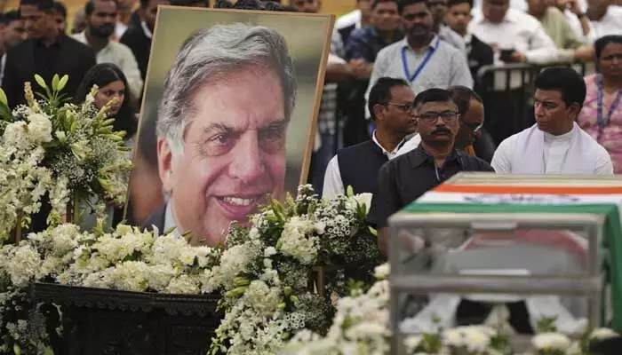 Ratan Naval Tata : ప్రారంభమైన రతన్ టాటా అంతిమయాత్ర Ratan Naval Tata : ప్రారంభమైన రతన్ టాటా అంతిమయాత్ర