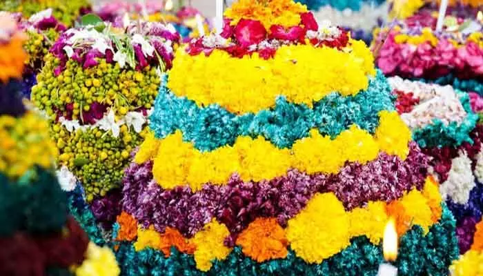 Bathukamma Celebrations 2024 : తెలంగాణలో వైభవంగా బతుకమ్మ సంబురాలు Bathukamma Celebrations 2024 : తెలంగాణలో వైభవంగా బతుకమ్మ సంబురాలు