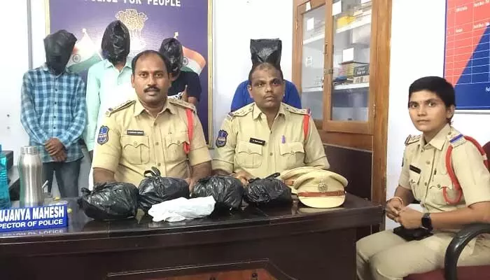 గంజాయి తరలిస్తున్న ఐదుగురు అరెస్టు గంజాయి తరలిస్తున్న ఐదుగురు అరెస్టు
