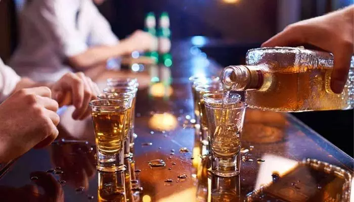 Alcohol effects : ఆల్కహాల్ అధికంగా సేవిస్తే అకాల మరణం.. రక్తంలో టాక్సిక్ మెటల్స్ పెరగడమే కారణం! Alcohol effects : ఆల్కహాల్ అధికంగా సేవిస్తే అకాల మరణం.. రక్తంలో టాక్సిక్ మెటల్స్ పెరగడమే కారణం!