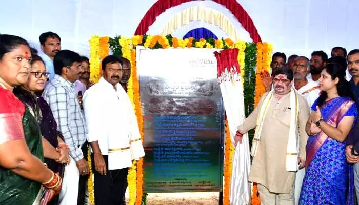 కులమతాలకు అతీతంగా విద్యను అందించడమే ప్రభుత్వ లక్ష్యం కులమతాలకు అతీతంగా విద్యను అందించడమే ప్రభుత్వ లక్ష్యం