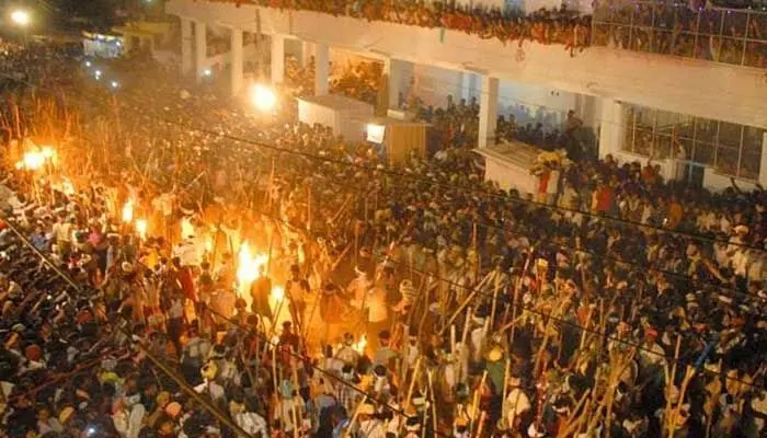 దేవరగట్టులో రేపు బన్ని ఉత్సవం.. పోలీసుల భారీ బందోబస్తు దేవరగట్టులో రేపు బన్ని ఉత్సవం.. పోలీసుల భారీ బందోబస్తు
