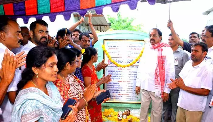వర్షపు నీరు నిలవకుండా రోడ్లు నిర్మించాలి వర్షపు నీరు నిలవకుండా రోడ్లు నిర్మించాలి