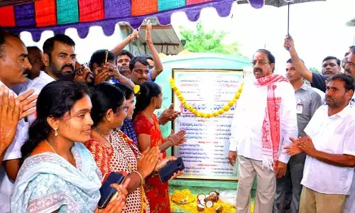 వర్షపు నీరు నిలవకుండా రోడ్లు నిర్మించాలి