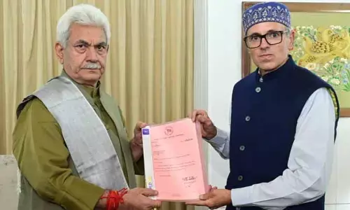 Omar Abdullah: కశ్మీర్ ప్రభుత్వ ఏర్పాటుకు ఆహ్వానించండి