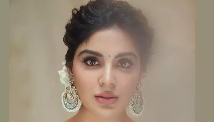 Samyuktha Menon : చీరకట్టులో అందాల జోరు..అందంతో కట్టిపడేసిన సంయుక్త Samyuktha Menon : చీరకట్టులో అందాల జోరు..అందంతో కట్టిపడేసిన సంయుక్త