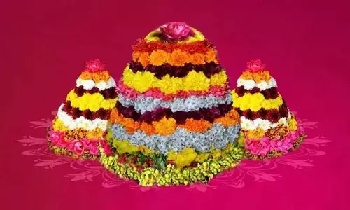 Bathukamma : ఆ రెండు గ్రామాల్లో సద్దుల బతుకమ్మ వేడుకలు సపరేటు