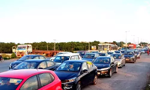 ముగిసిన సెలవులు... భాగ్యనగరానికి పరుగులు
