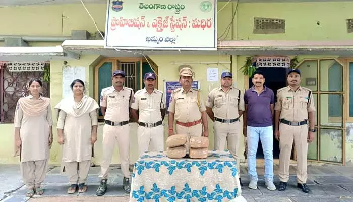 కోణార్క్ ఎక్స్ప్రెస్లో గంజాయి పట్టివేత కోణార్క్ ఎక్స్ప్రెస్లో గంజాయి పట్టివేత