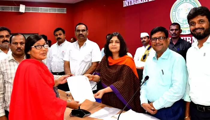 దేశ భవిష్యత్ ఉపాధ్యాయులపైనే ఉంది దేశ భవిష్యత్ ఉపాధ్యాయులపైనే ఉంది
