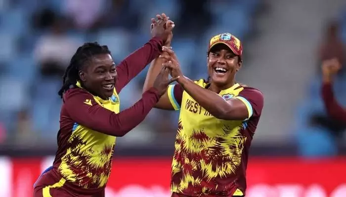 Womens T20 World Cup : కీలక పోరులో ఇంగ్లాండ్పై విండీస్ గెలుపు.. సెమీస్కు దూసుకెళ్లిన కరేబియన్ జట్టు Womens T20 World Cup : కీలక పోరులో ఇంగ్లాండ్పై విండీస్ గెలుపు.. సెమీస్కు దూసుకెళ్లిన కరేబియన్ జట్టు