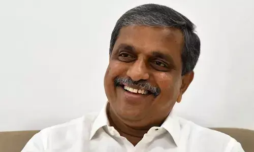 Sajjala Ramakrishna Reddy : వైసీపీ నేత సజ్జలకు లుక్‌ అవుట్‌ నోటీస్