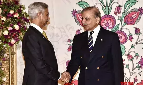పాక్ పీఎంతో కేంద్రమంత్రి జైశంకర్ కరచాలనం