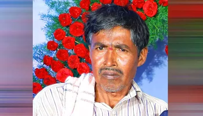 కత్తితో పొడుచుకొని వ్యక్తి ఆత్మహత్య కత్తితో పొడుచుకొని వ్యక్తి ఆత్మహత్య
