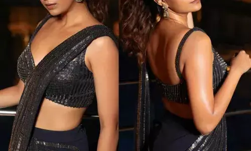 బ్లాక్ శారీలో గత్తర లేపుతున్న స్టార్ హీరోయిన్.. ‘వావ్ దేశీ గర్ల్’ అంటున్న నెటిజన్స్