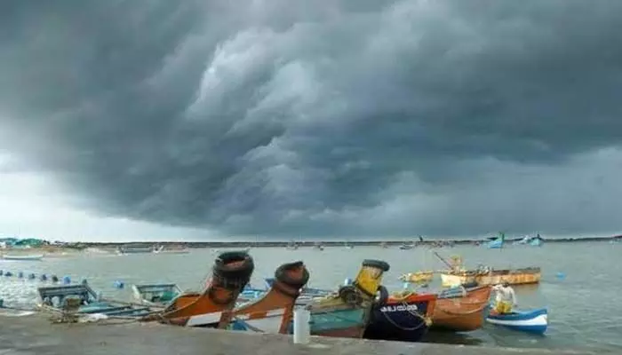 బలహీనపడిన అల్పపీడనం.. ఏపీలో ఈ ప్రాంతాలకు భారీ వర్షసూచన బలహీనపడిన అల్పపీడనం.. ఏపీలో ఈ ప్రాంతాలకు భారీ వర్షసూచన
