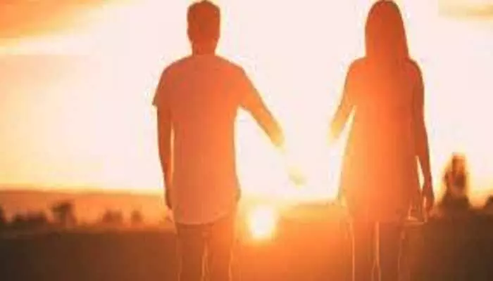పెళ్లికి నిరాకరించిన పెద్దలు.. ఇంట్లో నుంచి వెళ్లిపోయిన ప్రేమ జంట.. చివరికి ఏమైందంటే? పెళ్లికి నిరాకరించిన పెద్దలు.. ఇంట్లో నుంచి వెళ్లిపోయిన ప్రేమ జంట.. చివరికి ఏమైందంటే?